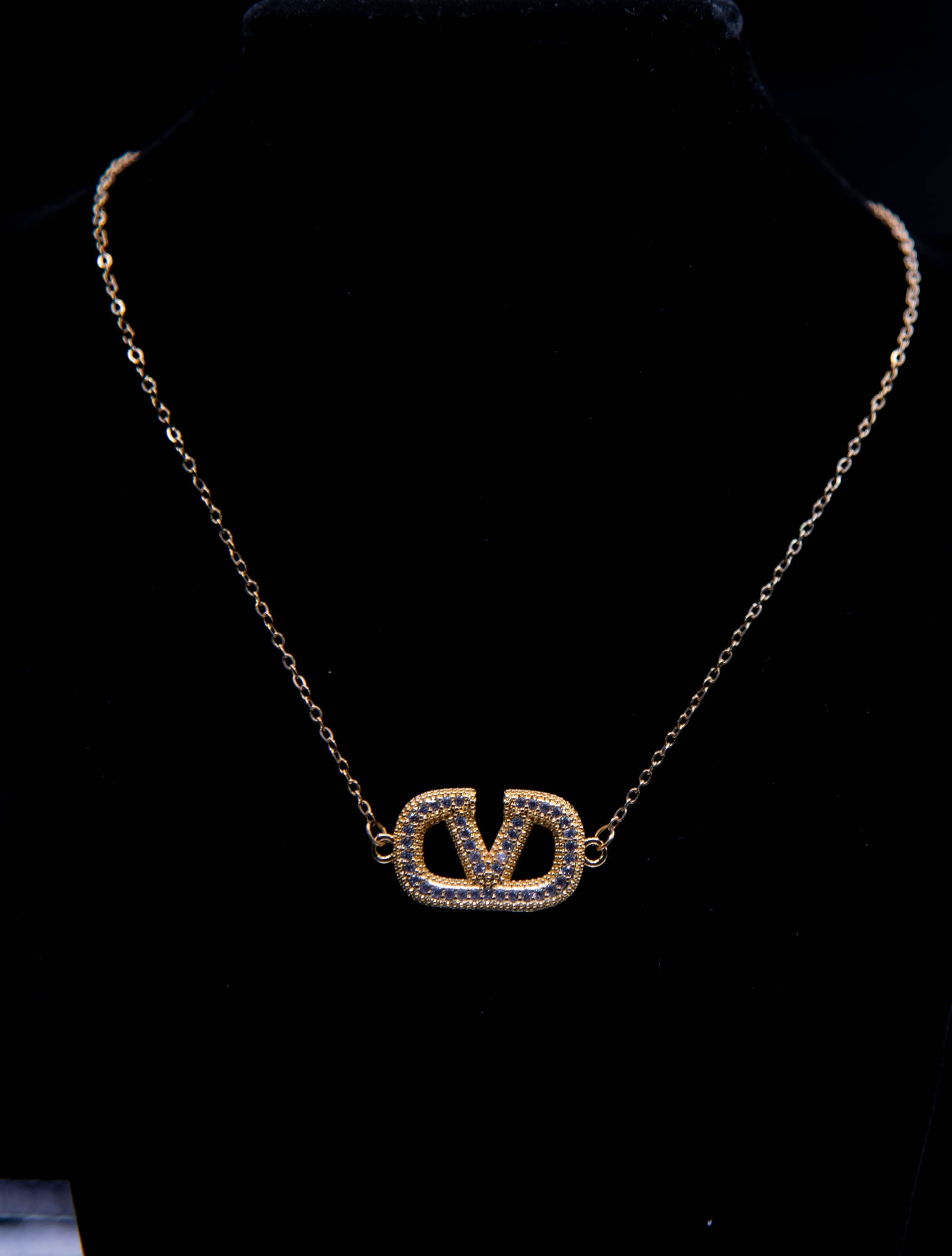 Zircon Stainless Steel Designer Jewelry Famous V Letter Necklace